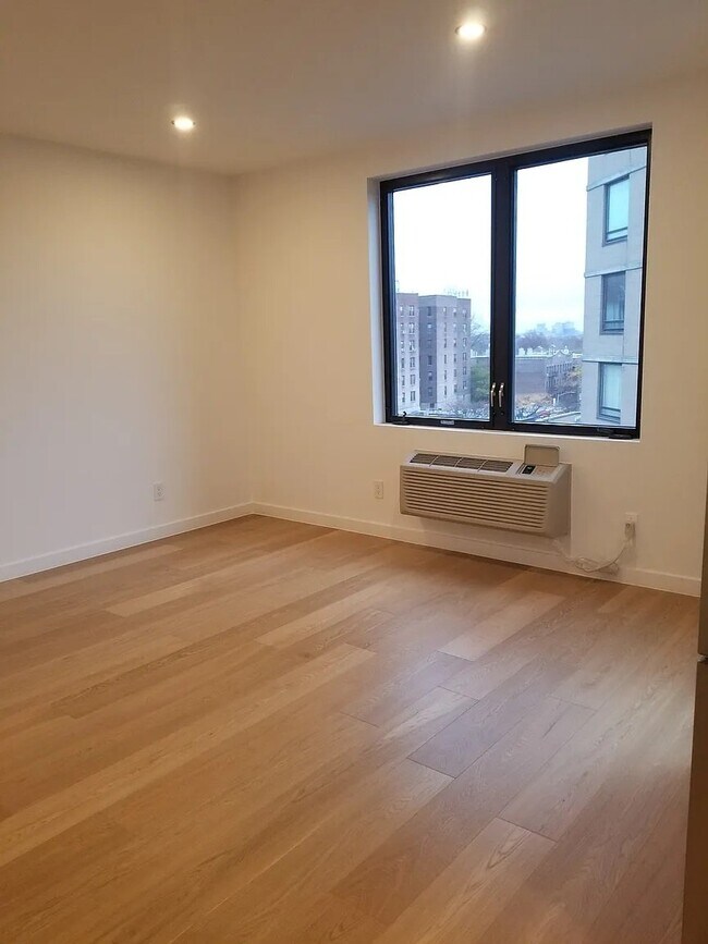 Building Photo - 116-17 Grosvenor Ln