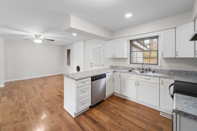 Building Photo - 983 Beverly Dr