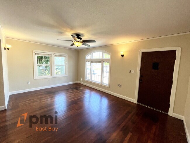Building Photo - Inviting 2BD Craftsman Bungalow w/ New HVA...