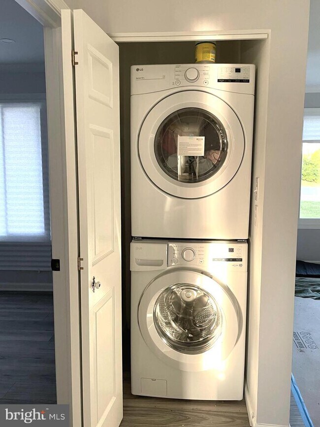 Building Photo - 1819 Sherman Dr