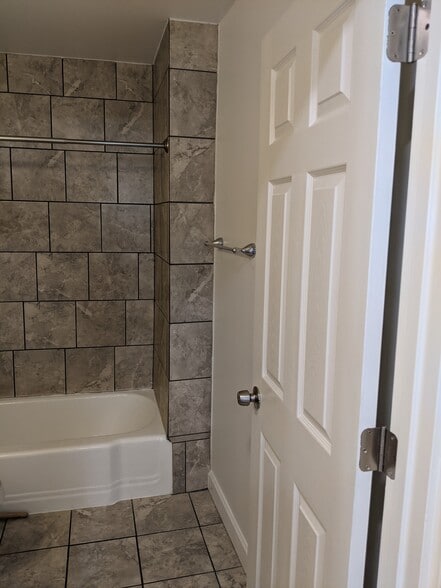 Bathroom Tub/Tile - 310 Semple St