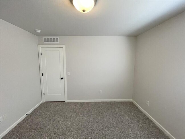 Building Photo - 413 Irish Ln