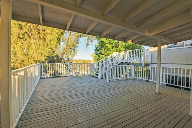 Building Photo - 2563 Roseview Pl