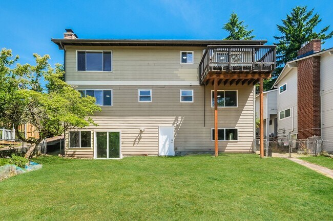 Building Photo - Versatile 5 Bedroom Retreat with Office and Outdoor Living in Burien