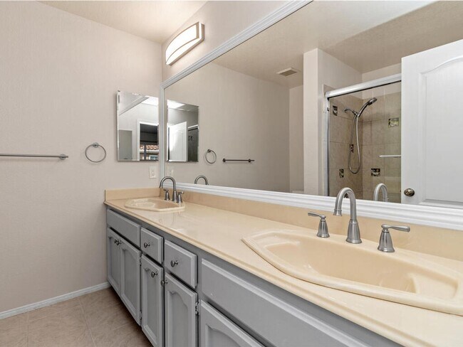 Building Photo - Desireable resort-lifestyle complex in the heart of La Costa!