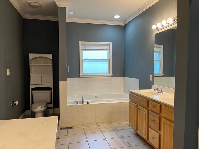 Building Photo - 2 Larchmont Ln