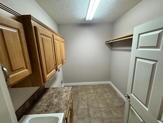 Building Photo - Large and Spacious Duplex Available