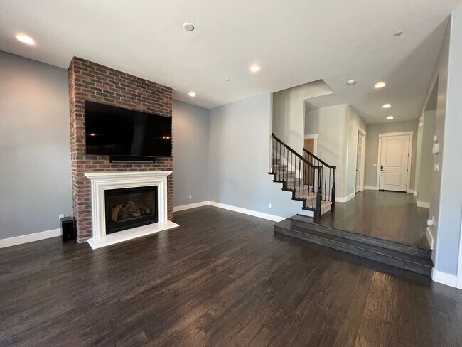 Building Photo - 3 bedroom | 2.5 bathroom | Crocker Village...