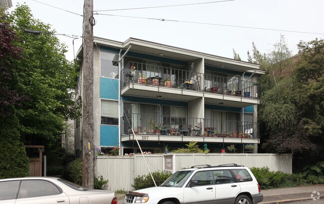 Building Photo - 307 Summit Ave E