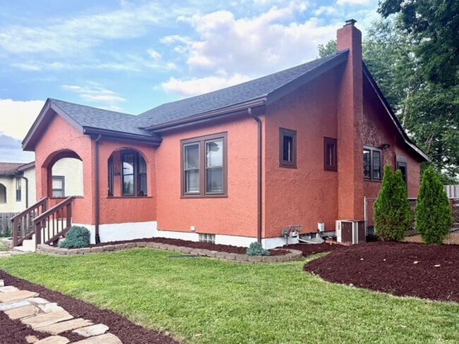 Building Photo - **Charming home in Lindbergh School Distri...