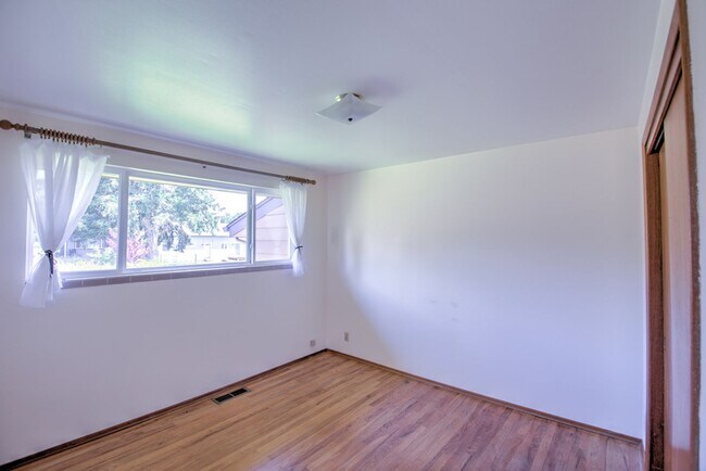 Building Photo - West Olympia 2bd 1 bath Cottage Rambler with Garden Space