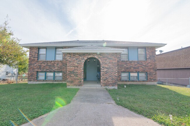 Building Photo - 493-495 Perrey Dr