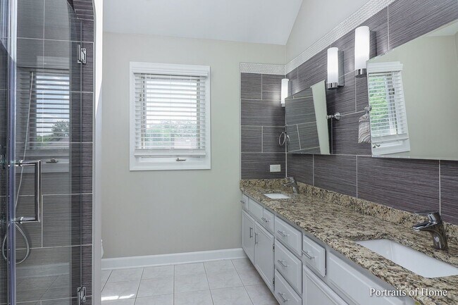 Building Photo - BEAUTIFUL HOUSE- 4 bedroom, 3.5 bath 2 sto...