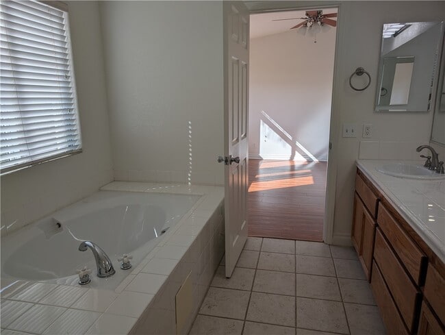 Building Photo - 2110 Almeria St