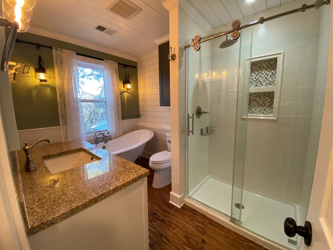 Building Photo - Unique Home in Perry