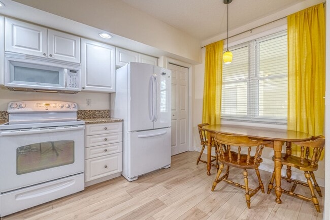 Building Photo - Updated 3 bedroom unit overlooking the Eas...