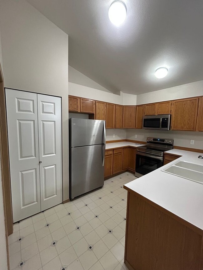 Building Photo - Cute & Cozy 3 bedroom 2 bath house in Gleneagle neighborhood with Beautiful Landscaping