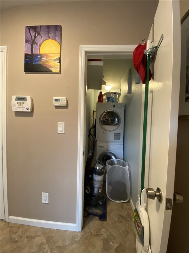 Building Photo - 333 Monroe St