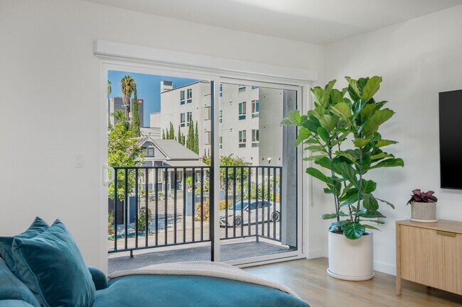 Building Photo - 1422 Tamarind Ave