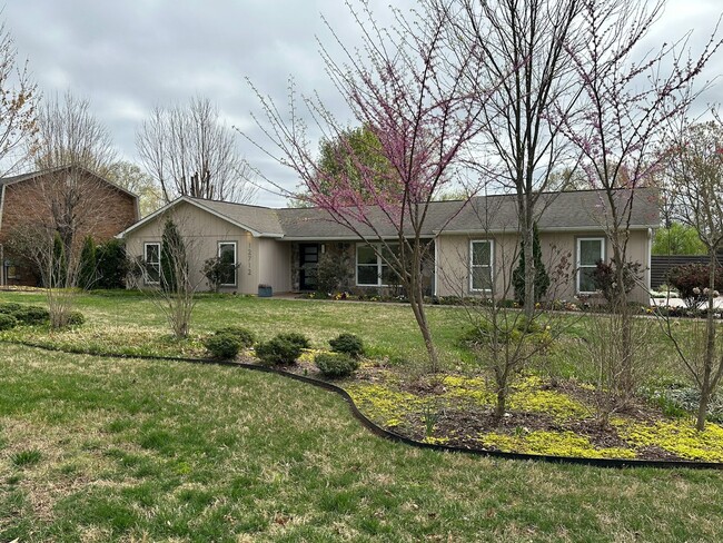 Building Photo - Lovely furnished 3 bedroom 2 bath home in ...