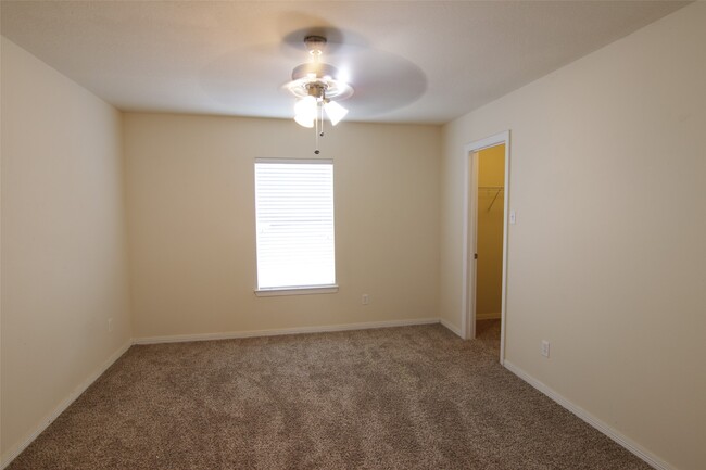Building Photo - 2027 Creek Run Dr