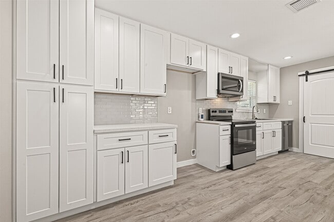 Building Photo - 10531 Royal Oaks Dr