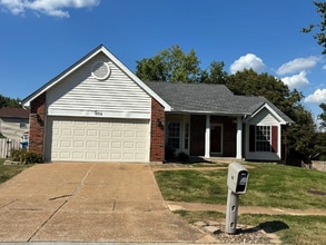 Building Photo - 914 Shandra Dr