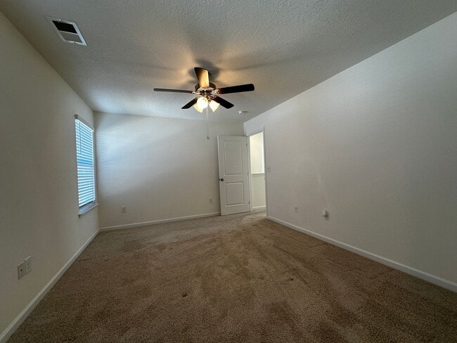 Building Photo - E. Morristown - 3 bed/2.5 bath home with g...