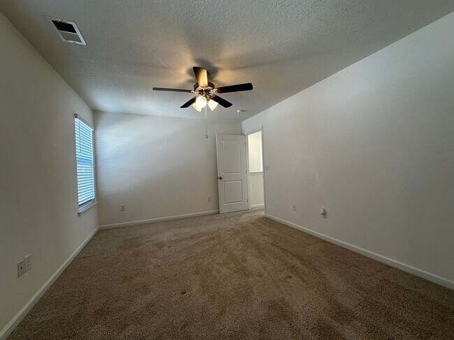 Building Photo - E. Morristown - 3 bed/2.5 bath home with garage