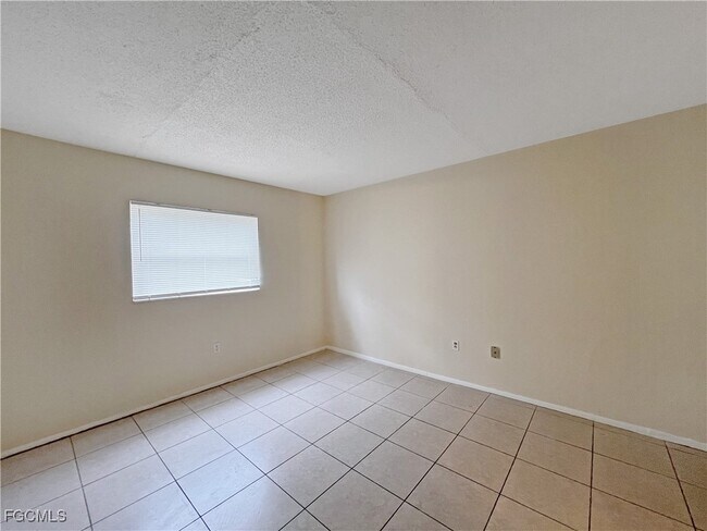 Building Photo - 1852 Golf View Ave