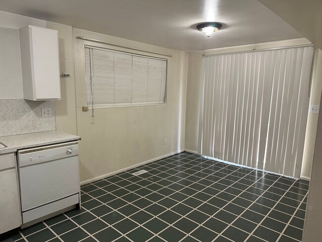 Building Photo - Spacious 3 Bed Duplex