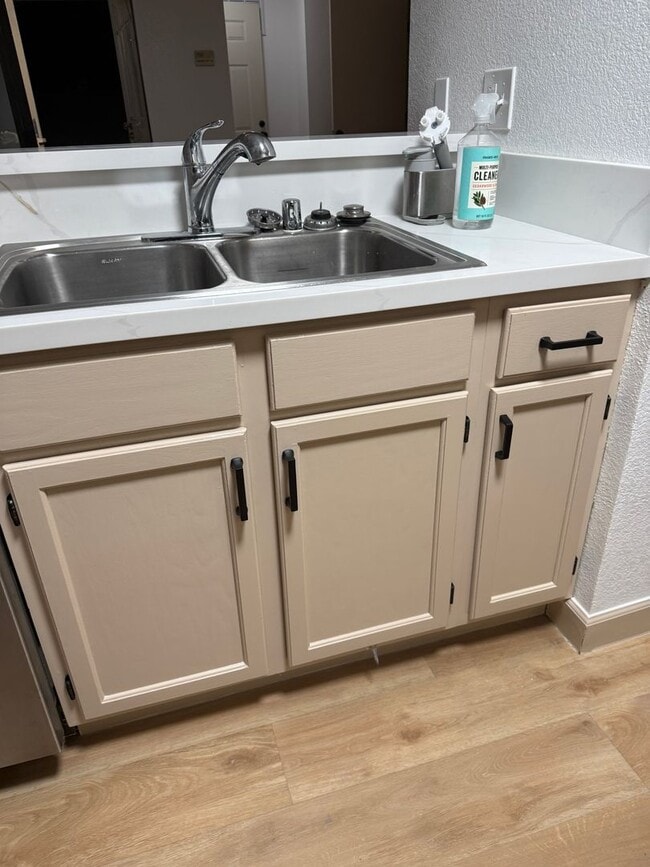 Building Photo - Gated Community with easy west bound 80 access