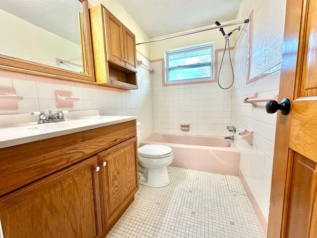 Building Photo - DeLand POOL-home: 4Bedrooms/2Baths - Perfect for family living!