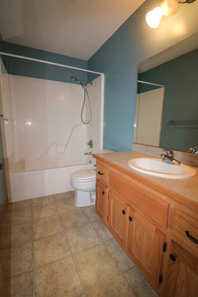 Building Photo - Beautiful 3 bedroom home just minutes from Manhattan and Fort Riley!