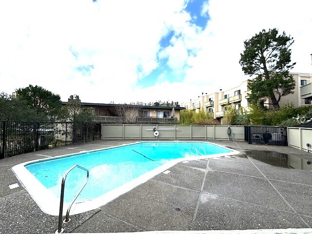 Building Photo - 175 Upper Via Casitas