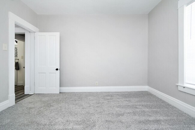 Building Photo - Large Beautiful Home, Close to Fort Riley