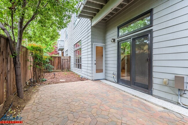 Building Photo - Remodeled Condo | Downtown Palo Alto | Near Stanford