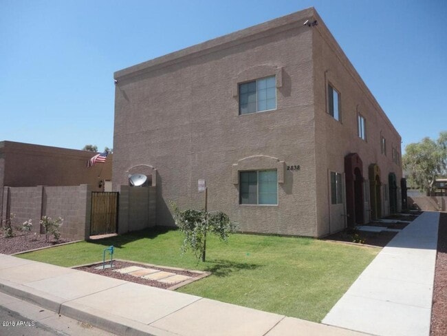 Primary Photo - 2838 E Tracy Ln