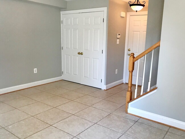 Building Photo - 4 Story Arlington Home / With Garage Parking in Stellar Location!
