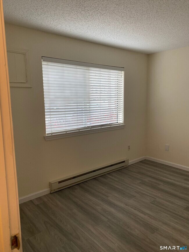 Building Photo - 925 Oronoke Rd