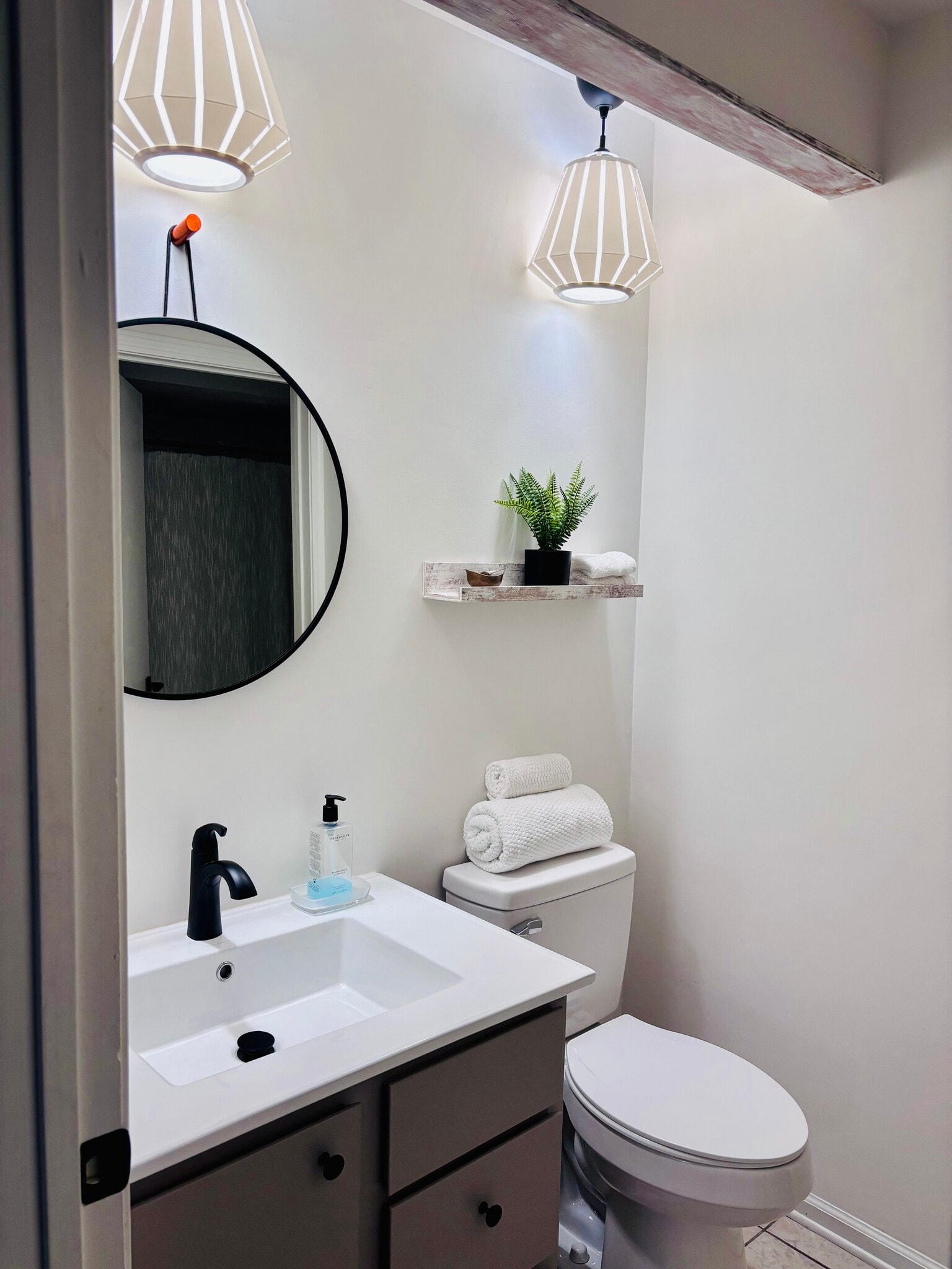 dual entry bathroom - 551 Courtwood Ln