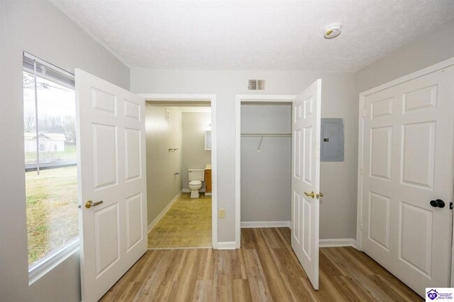 Building Photo - 623 Stewart St