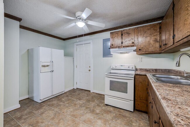 Building Photo - Spacious 3BR Home in Newington – Quiet Living with Room to Enjoy