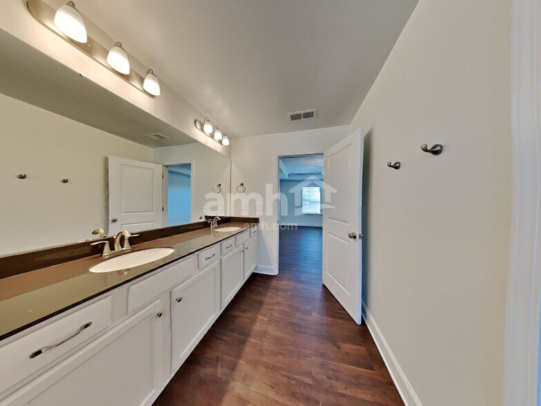 Building Photo - 161 Hazel Pk Dr