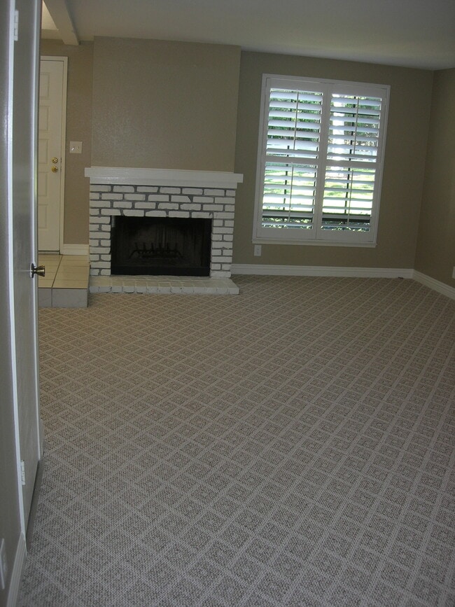 Building Photo - 711 Santa Rosa