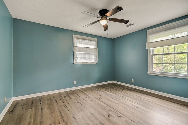 Building Photo - Beautiful split foyer home in Colonial Hei...