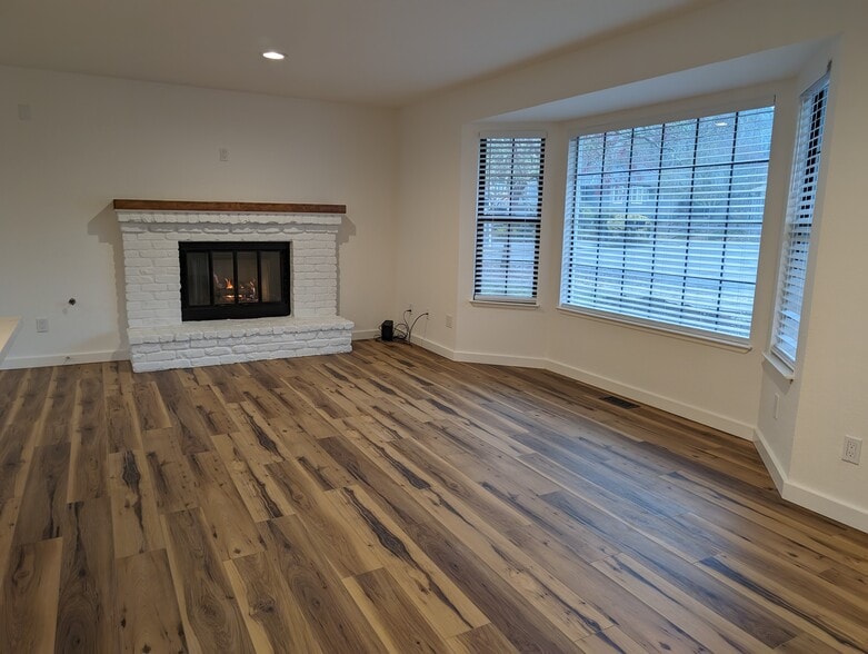 Gas fireplace - 4977 Hoen Ave