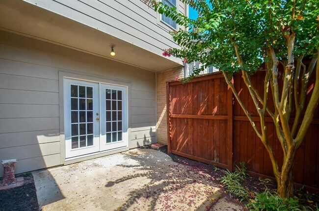 Building Photo - 940 Wycliffe Dr