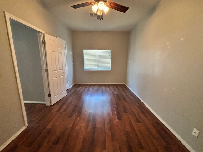 Building Photo - 2 bedroom 1 bathroom house in Downtown Edmond with central heat and air and washer/dryer hookup