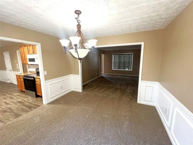 Building Photo - 2209 Swan Lake Ct